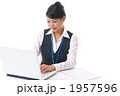 働く新入社員イメージ（モデル：朝花じゅり）