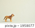 チーター子供　フィギュア（左）右方視線