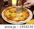 オープンカフェのピザ