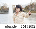 グッドサインを出す女の子