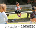 ハトが怖くて泣く1歳の女の子