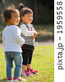 公園で遊ぶ1歳の女の子たち
