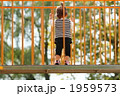 遊具の上で遊ぶ1歳の女の子
