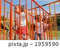 遊具で遊ぶ1歳の女の子たち