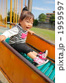 滑り台で遊ぶ1歳の女の子
