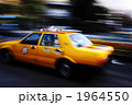 急ぐタクシー（黄色）