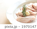 薬味のハーブと手羽先