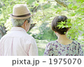 散歩するシニア夫婦