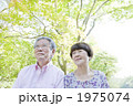 散歩するシニア夫婦