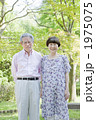 散歩するシニア夫婦