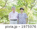 散歩するシニア夫婦