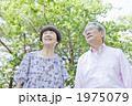 散歩するシニア夫婦