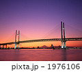 夕焼けに染まる横浜ベイイブリッジ（６４５で撮影）