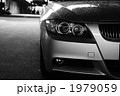 雨に濡れた車の正面