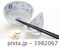 割れた茶碗と硬貨の不況イメージ