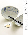 割れた茶碗と硬貨の不況イメージ