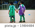 手を繋ぐサッカー少年