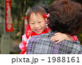 七五三　おばあちゃんに抱っこする3歳女児