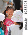 友達と向き合って会話する笑顔の小学生