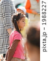 雑踏の中の小学2年生の横顔