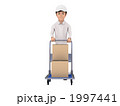 荷物を運ぶドライバー