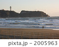 荒れる江ノ島でたたずむサーファー