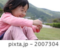 笑顔で座る女の子