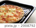 焼きたてのチーズピザ