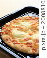 焼きたてのチーズピザ