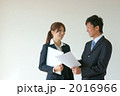調整する新入社員