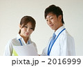 調整する新入社員（モデル：奥山祥子・渡辺雄太）