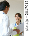 調整する新入社員（モデル：奥山祥子・渡辺雄太）