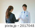 医師とビジネスウーマン・握手（モデル：奥山祥子・渡辺雄太）