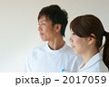 医療スタッフ（モデル：奥山祥子・渡辺雄太）