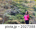 ハイキングをする女性