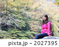 ハイキング中休憩をする女性