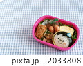 キャップをかぶった男の子弁当