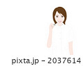 体温計を見せる女性看護士