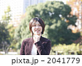 頬杖で考える笑顔の女性