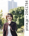 頬杖で考える女性