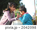 公園で遊ぶ子どもたち
