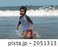海で遊ぶ