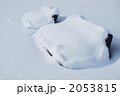 雪に埋もれるベンチ