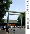靖國神社神門と第二鳥居_開門を待つ人々