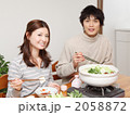 鍋料理を食べる夫婦