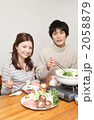 鍋料理を食べる夫婦
