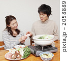 日本酒を飲む夫婦