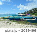 ハワイ州オアフ島のラニカイビーチに並ぶターコイズ色のカヌー