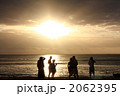 夕日に映る仲間たちの影