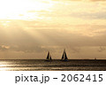 夕方の光を浴びる二隻のヨット